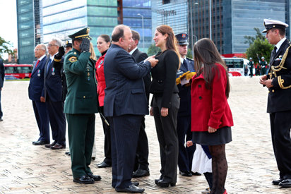 Sandra Poveda wird vom Verteidigungsministerium Kolumbiens mit einer Medaille geehrt.