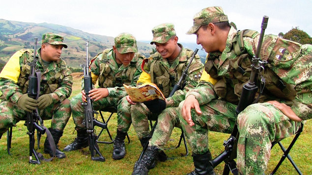 Soldaten des kolumbianischen Heeres lesen Die Geschichte der Menschenrechte.